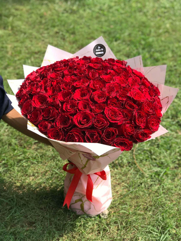 Luxury bouquet of 100 imported red roses for anniversary and romantic gifting in Islamabad