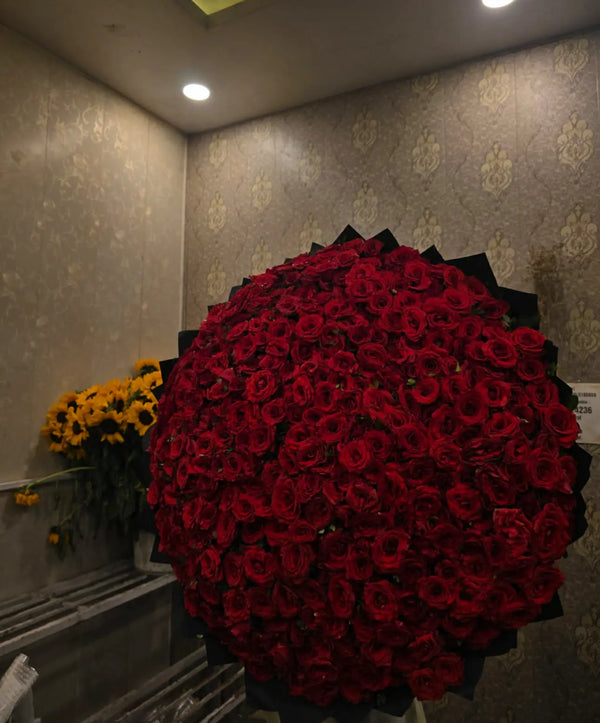 Ultra oversized bouquet of 1500 fresh red roses for luxury flower delivery in Islamabad