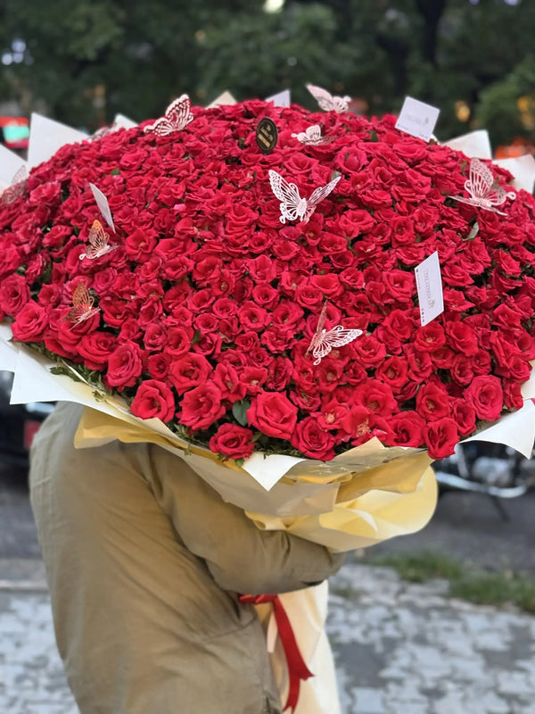1000 premium rose ultra luxury signature bouquet for flower delivery in Islamabad