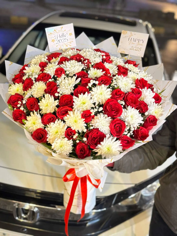 Luxury red and white fresh rose flower bouquet for delivery in Islamabad Pakistan