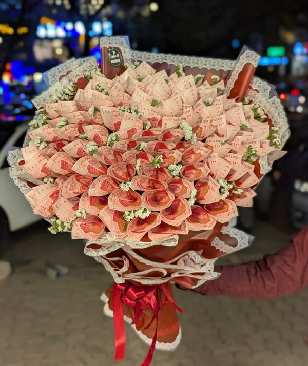 PKR 15,000 cash money bouquet arranged with 100 rupee notes for Eid and wedding gifting